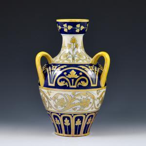 Vaso triansato com decorações vegetais